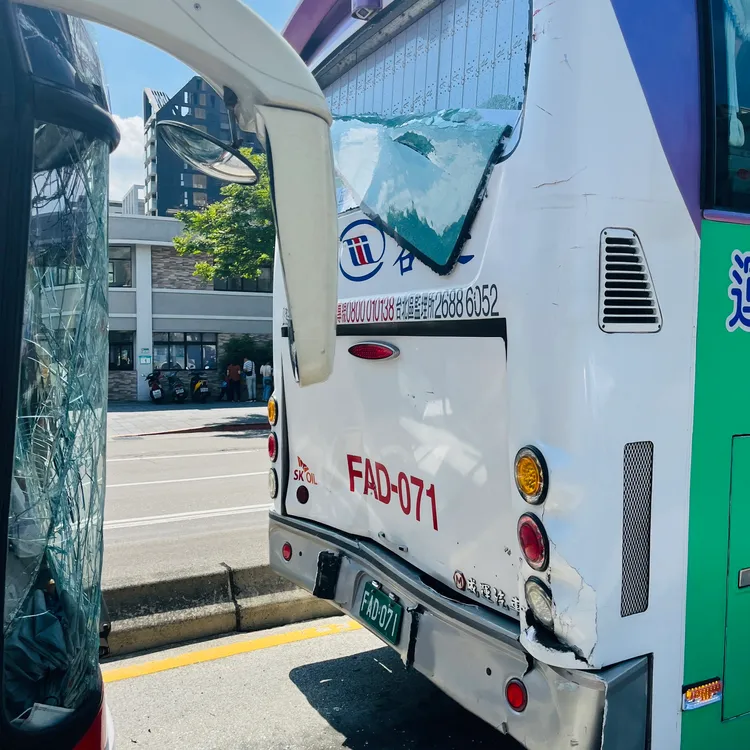 前方第1輛遭追撞公車車尾也受損。警方提供