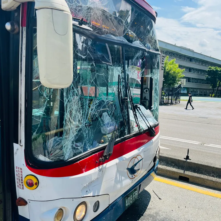 國光客運車頭玻璃全片碎裂。警方提供
