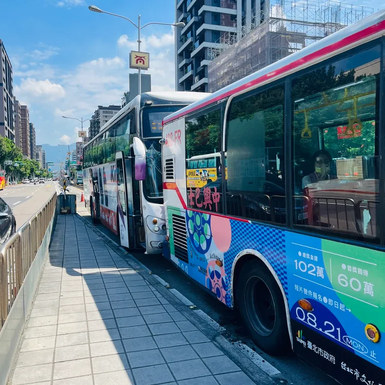 國光客運駕駛疑恍神釀禍，6人傷送醫。警方提供