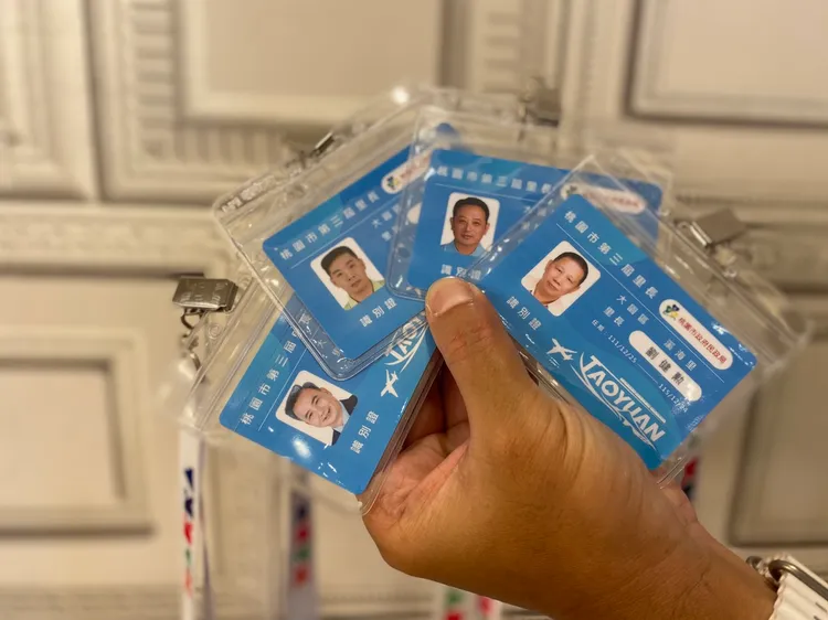 桃園市首發里長識別證。桃園市府提供