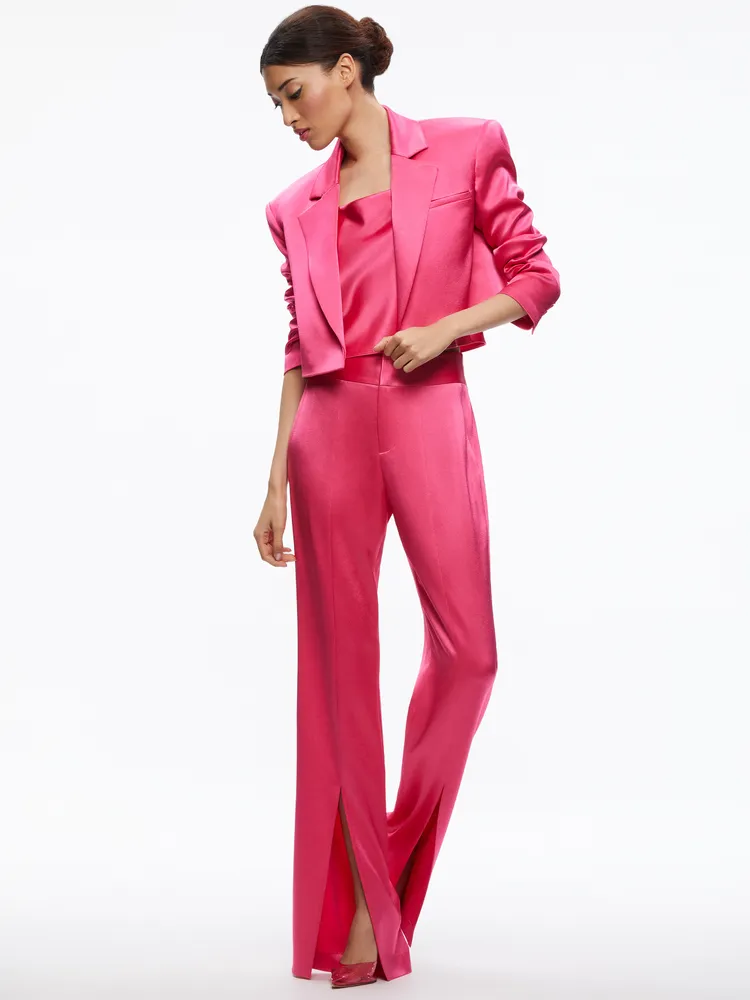 糖果粉紅短版西裝外套1萬8900元、糖果粉紅正面開衩長褲1萬4900元。品牌提供