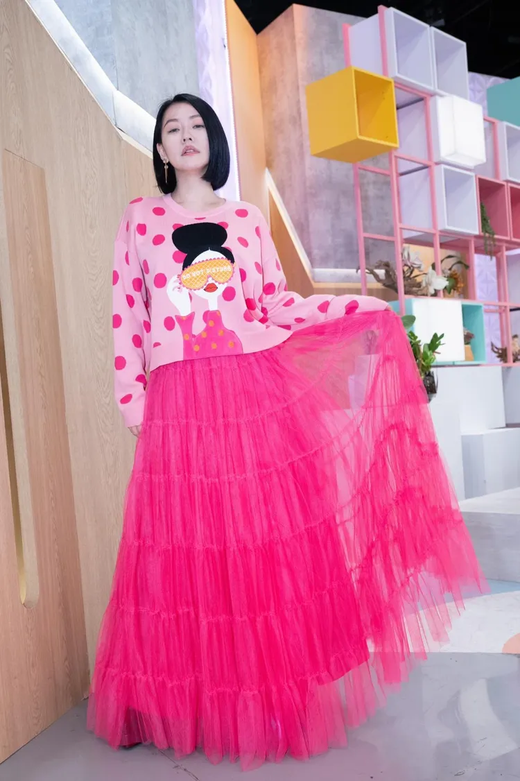 小S身著Stacey Face粉紅點點針織上衣1萬8900元，搭配粉紅千層紗裙。品牌提供