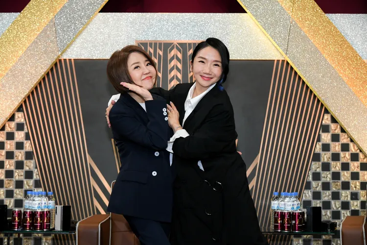 陶晶瑩（又）和于美人對選手們的辯論看得目瞪口呆。三立提供