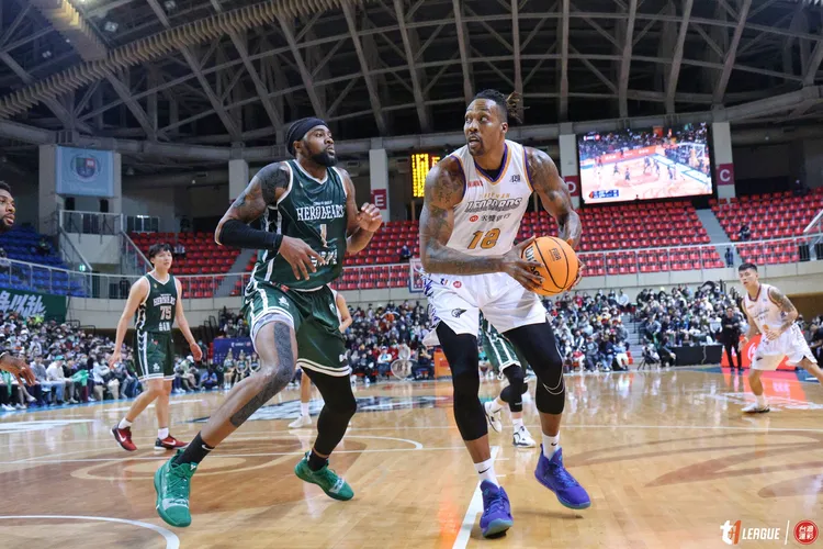 魔獸霍華德(右)。T1聯盟