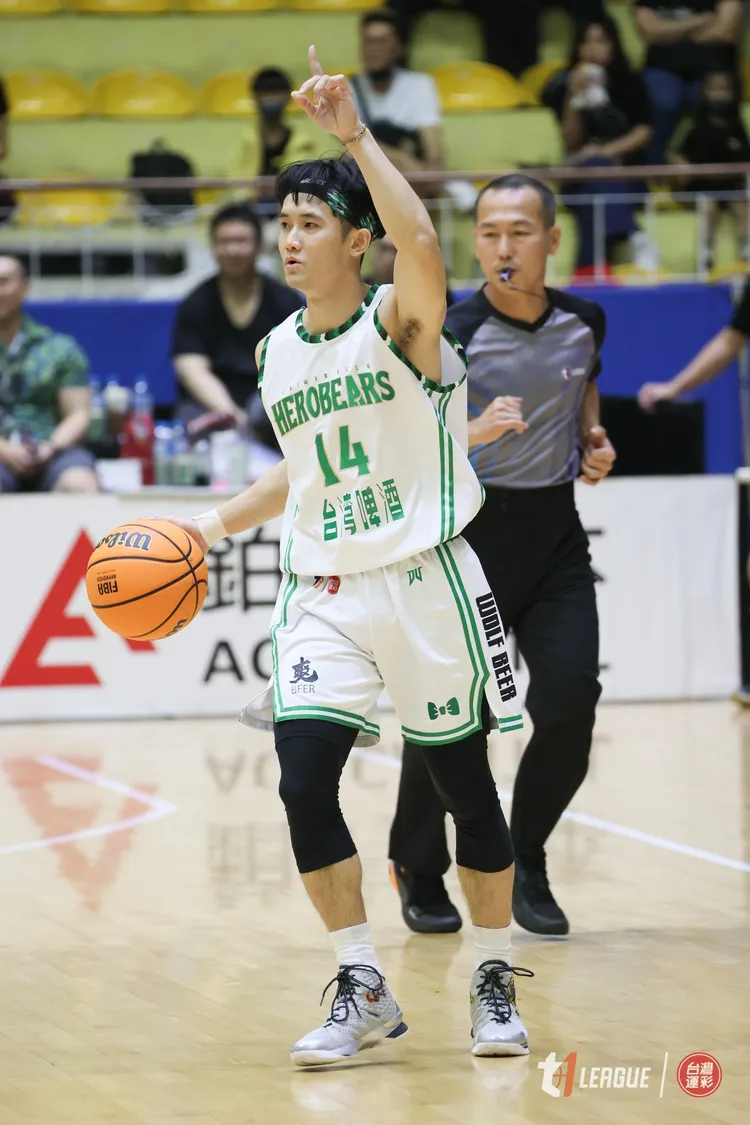 蔣淯安(中)。T1聯盟