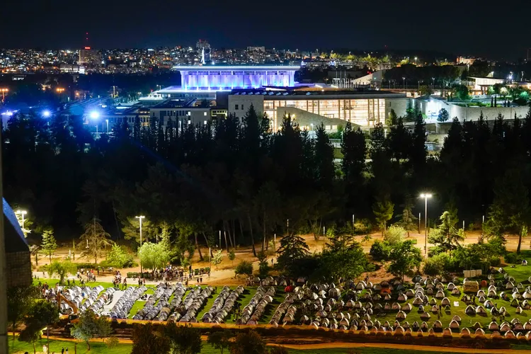 示威者在國會外搭帳棚過夜。美聯社