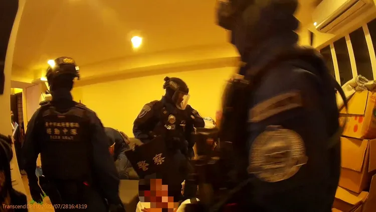 警方攻堅逮捕同夥。民眾提供