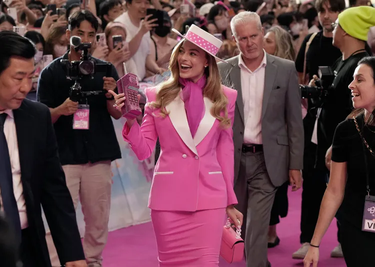 瑪格羅比2日在首爾為電影《芭比》走「粉紅毯」；電影預計19日在南韓上映。美聯社