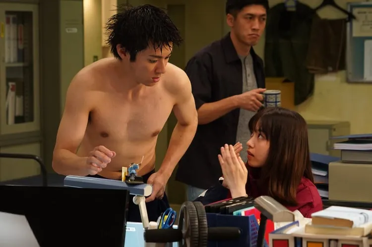 山田裕貴（左）和西野七瀨（右）在《秘密內幕-女警的反擊》飾演警察同事。翻攝日本yahoo