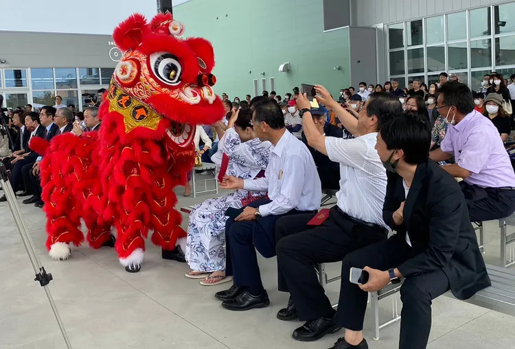 舞龍舞獅開場與現場嘉賓互動。市府提供