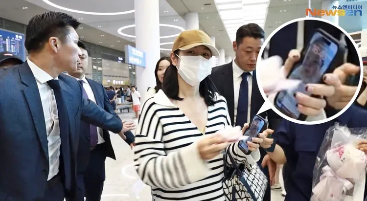 孫藝真本月初現身機場，不小心秀出螢幕上兒子的萌照。翻攝Newsen YouTube