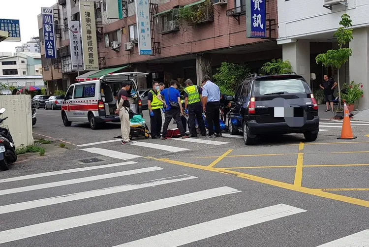 警消到場將女騎士送醫。民眾提供