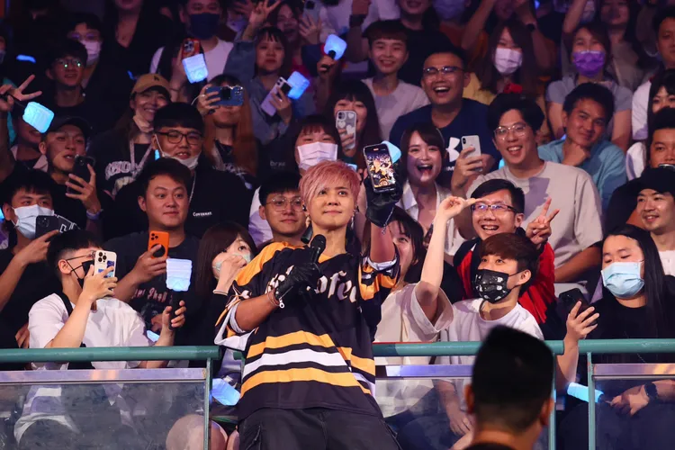 羅志祥與幸運的粉絲們玩自拍。彭欣偉攝