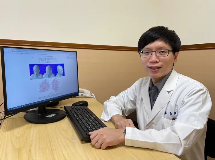 嘉基精神科主任盧偉信解釋憂鬱症發生於腦部的區域。嘉基提供