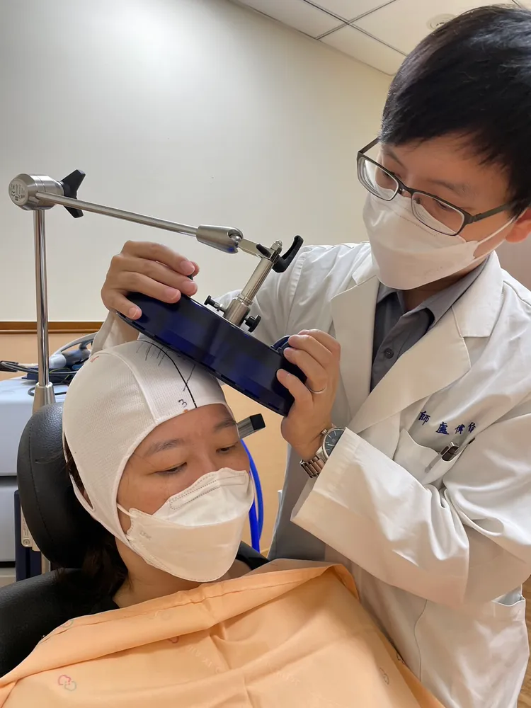 腦刺激術治療如TMS，經食藥署核准用於治療憂鬱症。嘉基提供