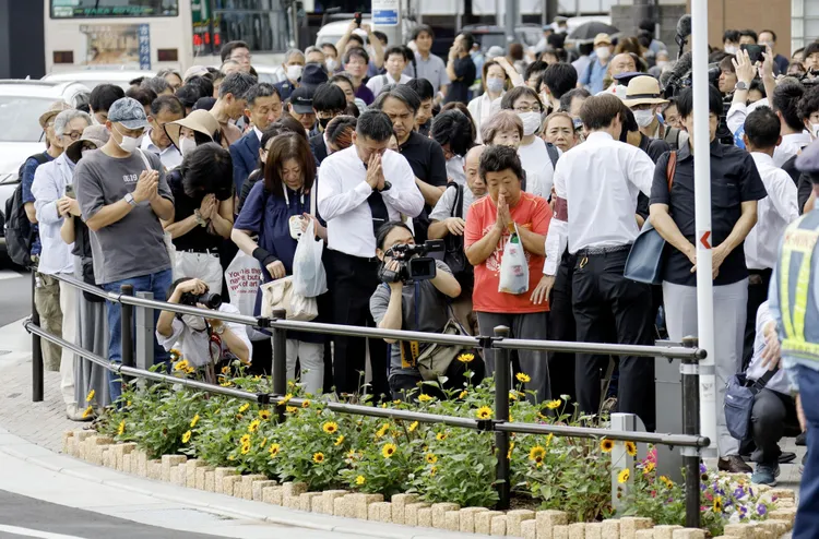 大批民眾8日在安倍遇刺案發地附近追悼。路透社