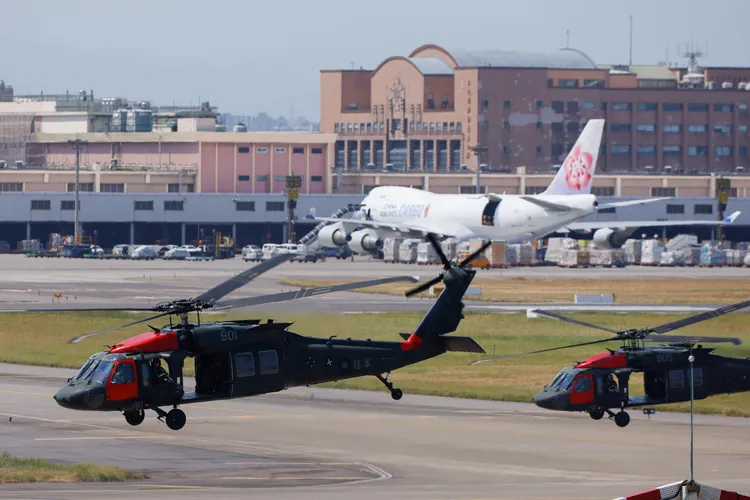 漢光演習今在桃機預演，出動黑鷹直升機模擬紅軍。路透社
