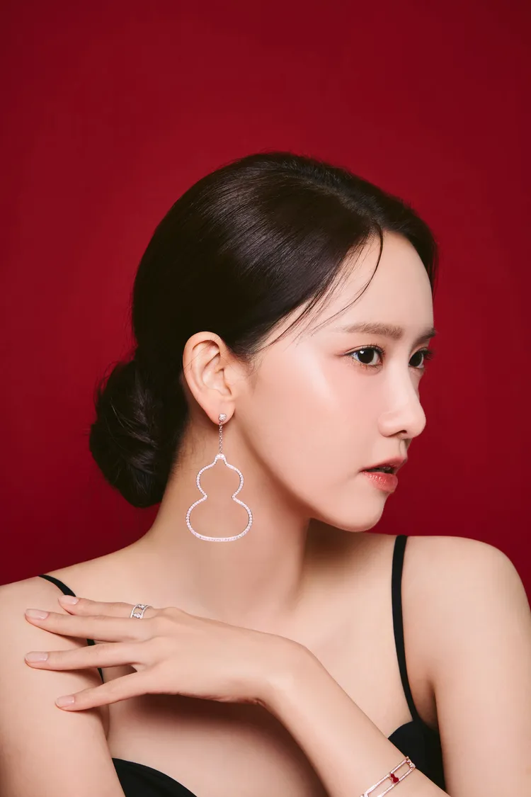 潤娥在全新形象照中演繹Qeelin標誌性的Wulu系列珠寶。品牌提供