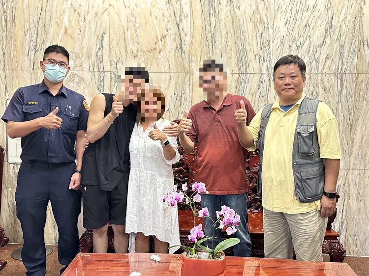 母子重逢，圖右起副隊長孟慶正、飯店經理、菲籍J女、林男、警員吳建宏。翻攝畫面