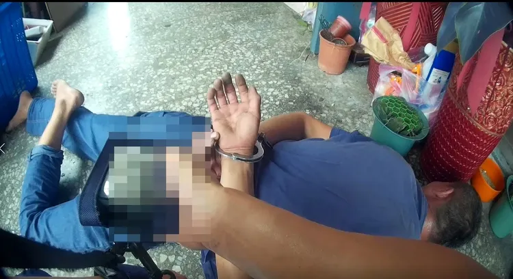 拒檢逃逸毒蟲落網，被壓制上手銬。翻攝畫面