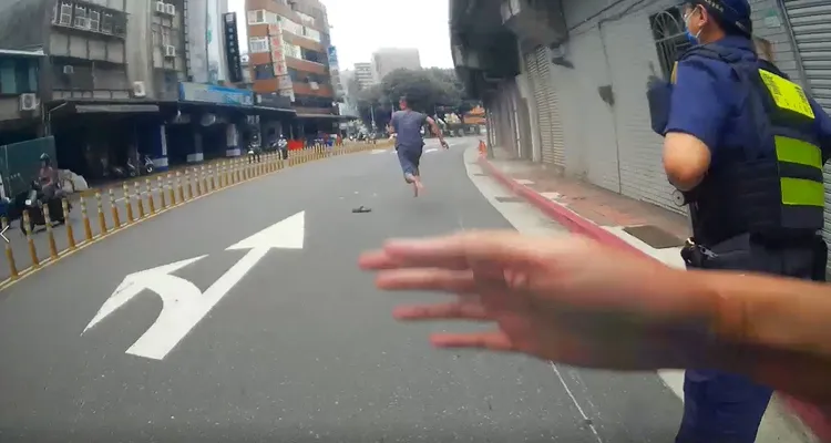 毒蟲拒檢逃逸，警員向市民借機車展開追捕。翻攝畫面