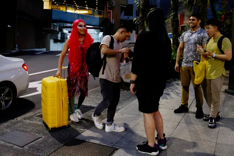 楊三喬以女裝登台演出。路透社