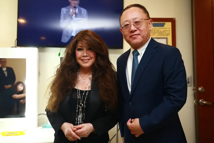 文化部長史哲與歐陽菲菲合照。翻攝史哲臉書