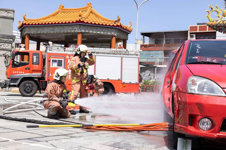 現場電動車滅火演練。新竹市府提供