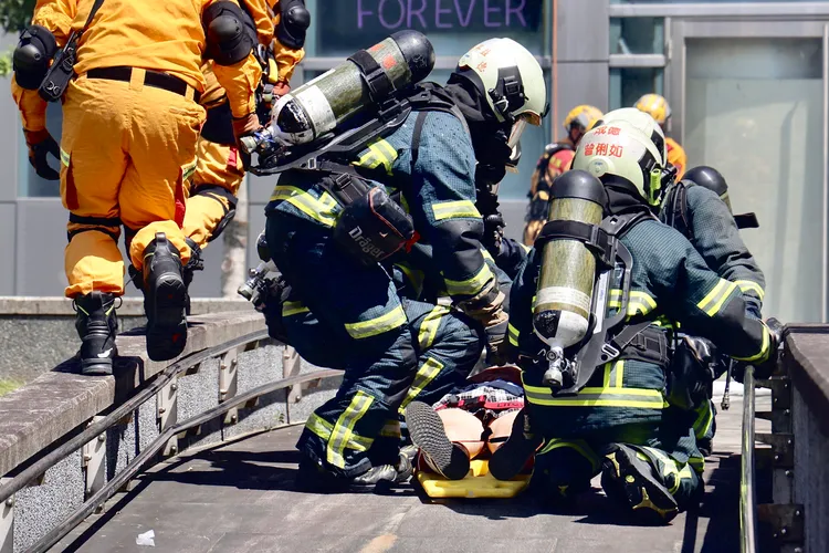 萬安演習模擬南港車站遭飛彈攻擊，演練疏散災民中。林林攝