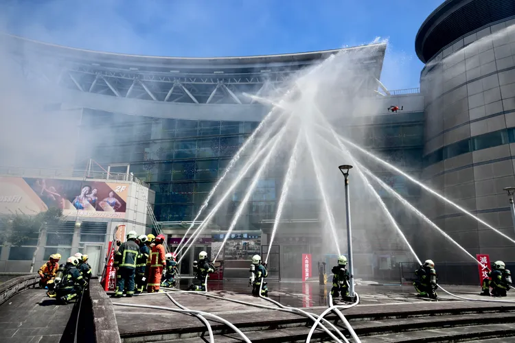 萬安演習模擬南港車站遭飛彈攻擊，搶災滅火中。林林攝