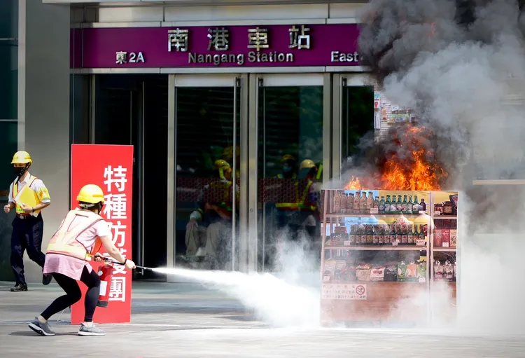萬安演習模擬南港車站遭飛彈攻擊，搶災滅火中。林林攝