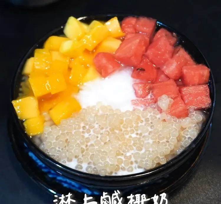 水果涼粉材料：西瓜100克、芒果100克、粉條200克、西米100克、鹹椰漿椰奶300毫升、鹽巴1茶匙、糖1大匙（香茅糖水）、水1000毫升、糖3大匙、香茅乾20克。IG @woodywoody315
