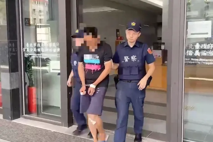 警方將柯男移送。翻攝畫面