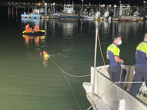 南寮漁港轎車落海 2男子脫困後去向不明