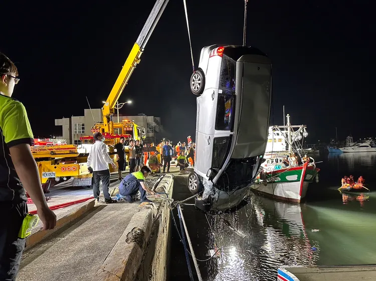 落海車輛吊掛上岸。新竹市消防局提供