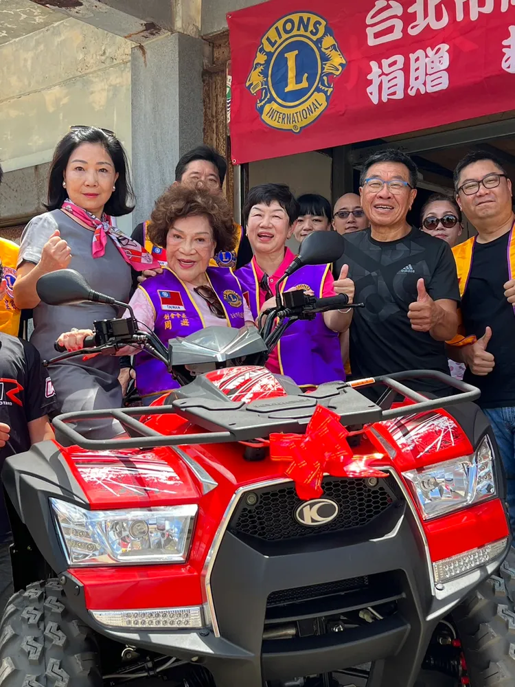 財務長王惠民（左起）、周遊、周遊獅子會會長綦桂華、會長夫婿陳介甫。李朝永提供