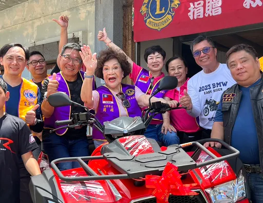 85歲周遊頂烈日捐50萬救難車 讚三角褲救生員超帥卻不敢上車