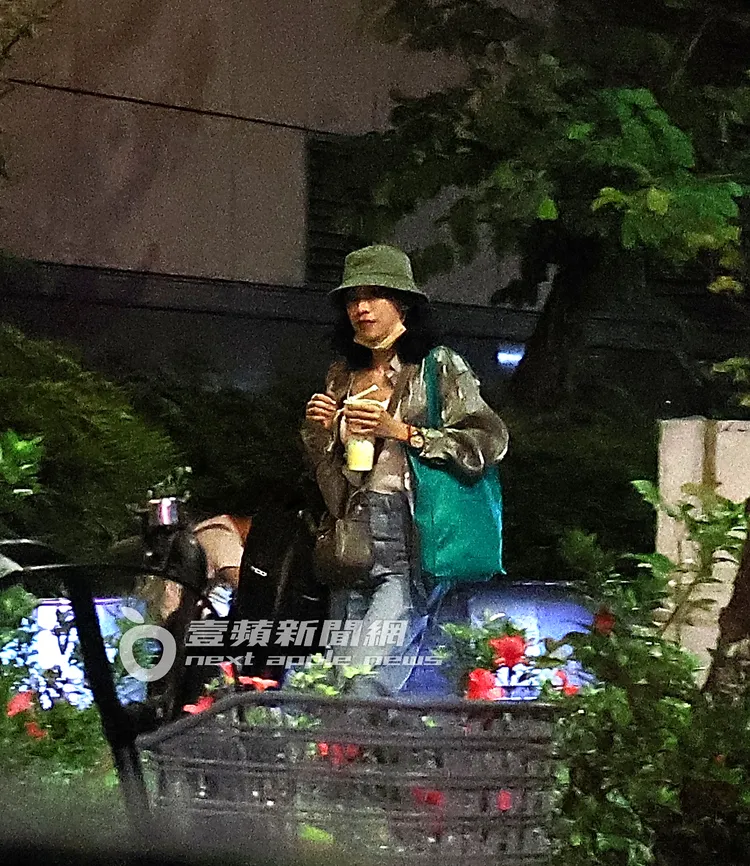 與助理道別後的內內提著大包小包走在南港街頭。特勤中心攝