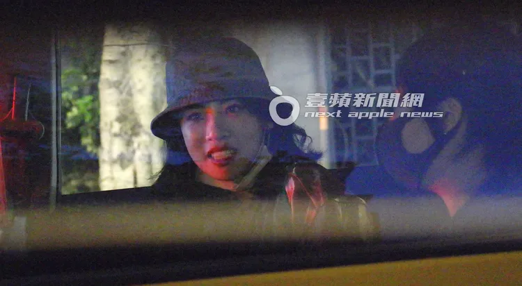 內內（左）在小黃上開心與助理聊天。特勤中心攝