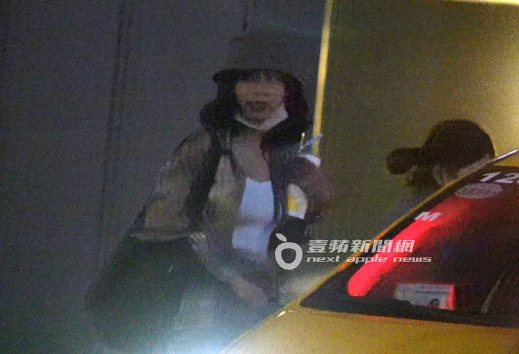 內內結束節目錄影後與助理上車離去。特勤中心攝