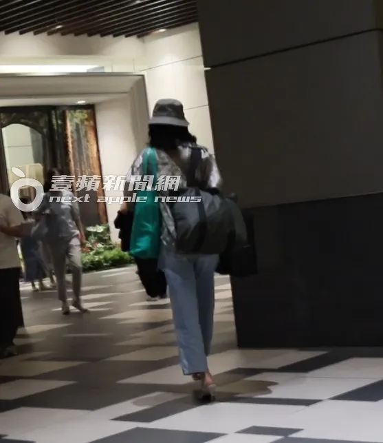 內內熟門熟路的走進南港車站。特勤中心攝