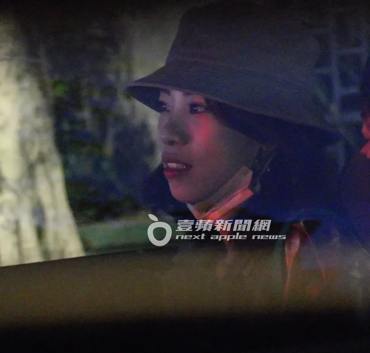 聊完天的內內看著窗外若有所思。特勤中心攝