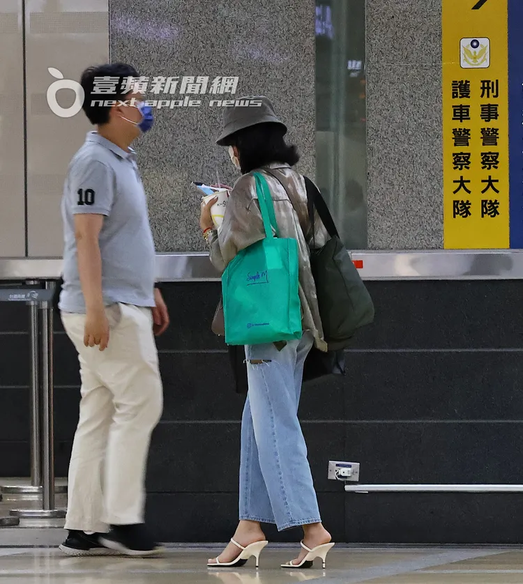 內內（右）邊走路邊滑手機非常忙碌。特勤中心攝