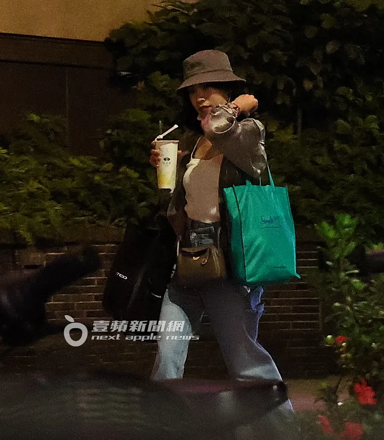 內內邊走邊調整包包的提帶，習慣軍中生活的她看似不慌不忙。特勤中心攝