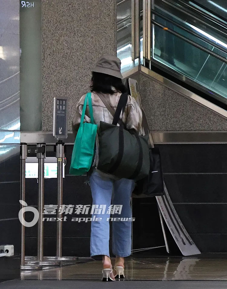 內內結束工作行程還是穿著高跟鞋。特勤中心攝