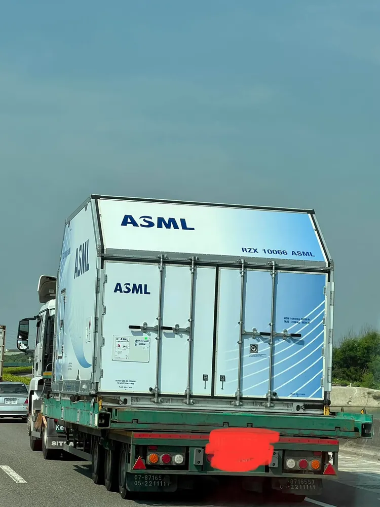 網友PO出照片問，這種像房子的貨櫃屋不知道貴不貴？引發熱烈討論。翻攝臉書社團「路上觀察學院」