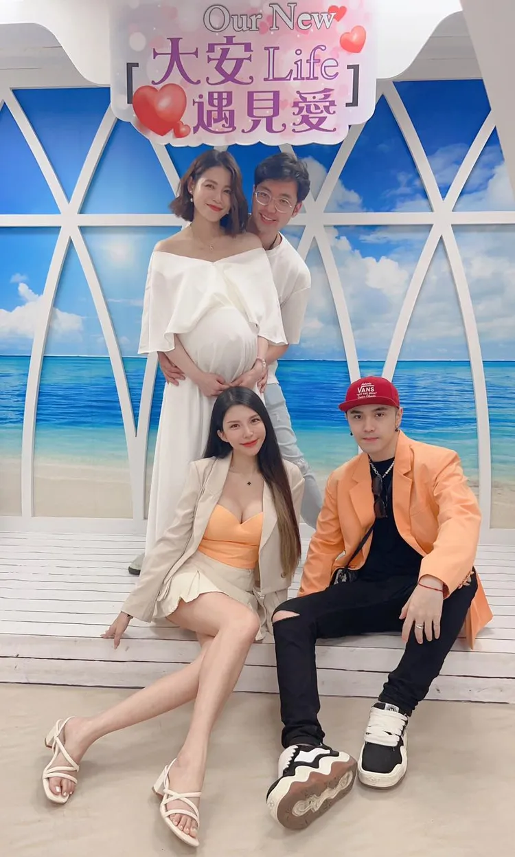 蘿莉塔挺著7個月孕肚和老公戴偉智登記結婚，感謝好友La la等人證婚。翻攝蘿莉塔臉書