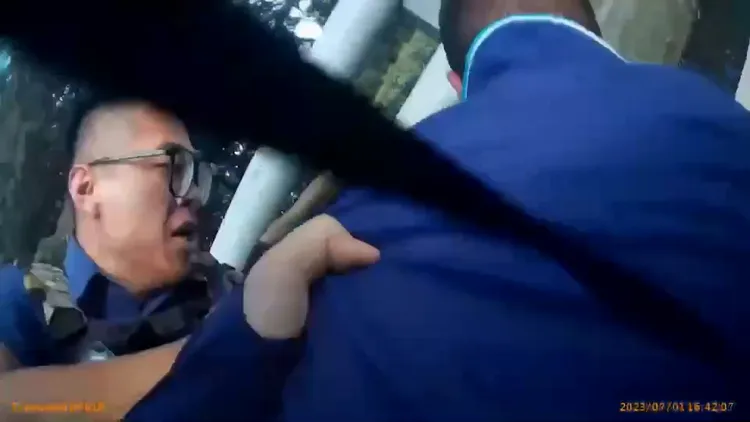 機車駕駛拒絕酒測，還辱罵員警，遭壓制法辦。翻攝畫面