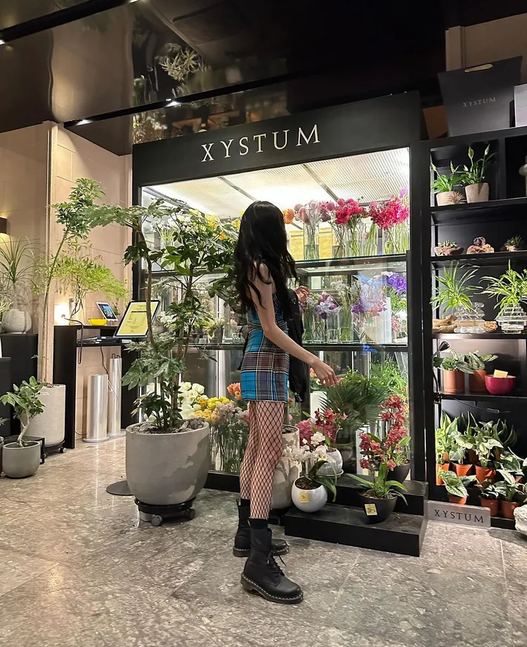 Tiffany選穿的英國潮鞋品牌Dr. Martens經典1460 8孔靴，為整體造型注入率性態度。翻攝tiffanyyoungofficial IG