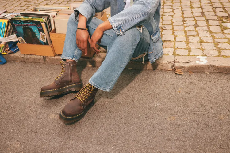 Dr. Martens Crazy Horse系列Jadon Archive拉鍊高筒靴，9680元。品牌提供